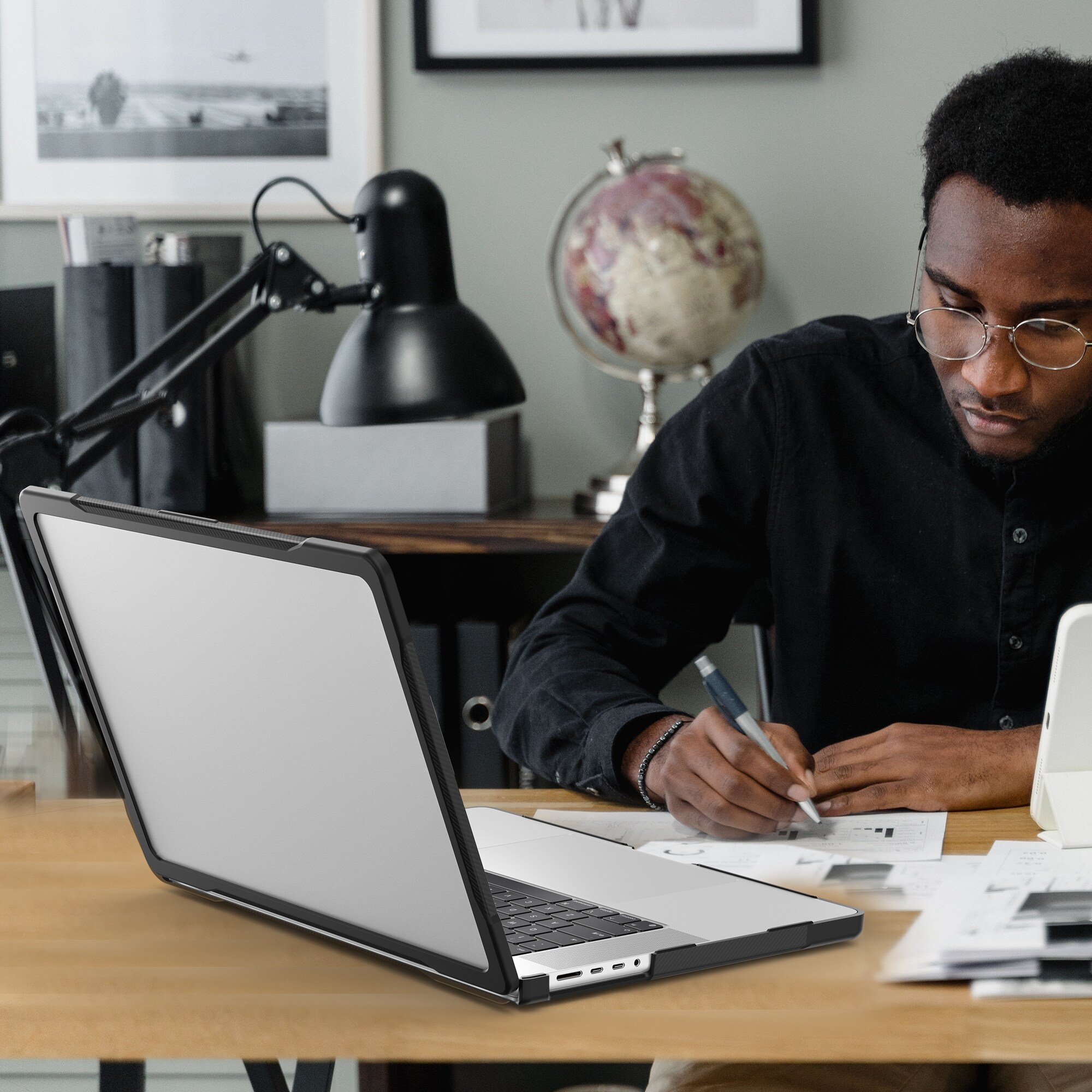 Stöttåligt Skal Apple MacBook Pro 16 2023 Genomskinlig